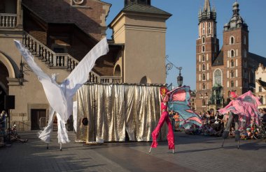 Krakov, Polonya - 5 Temmuz 2018: Performans dans gerçekleştirilen yarışma yanında Kiev Sokak Tiyatrosu vurgular 31 Street - Uluslararası Festivali, sokak tiyatroları Krakov, Polonya. 