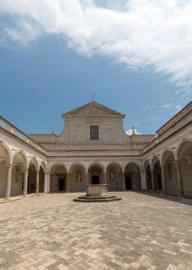 Montecassino, İtalya - 17 Haziran 2017: Cloister Benedictine abbey Montecassino. İtalya
