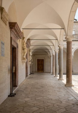 Montecassino, İtalya - 17 Haziran 2017: Cloister Benedictine abbey Montecassino. İtalya