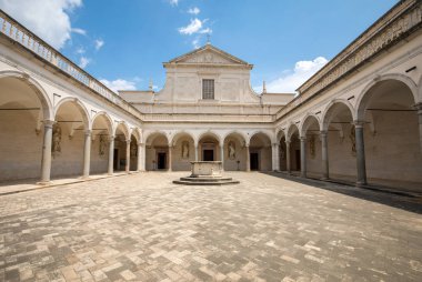 Montecassino, İtalya - 17 Haziran 2017: Cloister Benedictine abbey Montecassino. İtalya