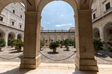 Montecassino, İtalya - 17 Haziran 2017: Cloister Benedictine abbey Montecassino. İtalya