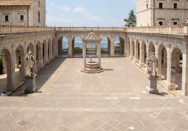 Montecassino, İtalya - 17 Haziran 2017: Sarnıç Cloister Bramante, Montecassino Benedictine abbey içinde. İtalya