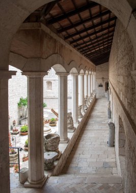 Montecassino, İtalya - 17 Haziran 2017: Cloister Benedictine abbey Montecassino. İtalya