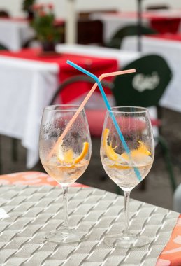 hoş her şey hızlı bir şekilde - boş bardak içki için biter