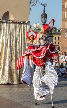 Krakov, Polonya - 5 Temmuz 2018: Performans dans gerçekleştirilen yarışma yanında Kiev Sokak Tiyatrosu vurgular 31 Street - Uluslararası Festivali, sokak tiyatroları Krakov, Polonya. 