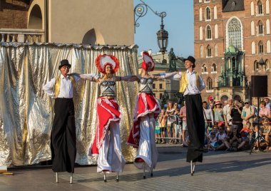 Krakov, Polonya - 5 Temmuz 2018: Performans dans gerçekleştirilen yarışma yanında Kiev Sokak Tiyatrosu vurgular 31 Street - Uluslararası Festivali, sokak tiyatroları Krakov, Polonya. 