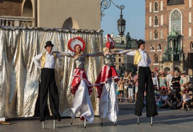 Krakov, Polonya - 5 Temmuz 2018: Performans dans gerçekleştirilen yarışma yanında Kiev Sokak Tiyatrosu vurgular 31 Street - Uluslararası Festivali, sokak tiyatroları Krakov, Polonya. 