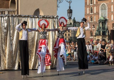 Krakov, Polonya - 5 Temmuz 2018: Performans dans gerçekleştirilen yarışma yanında Kiev Sokak Tiyatrosu vurgular 31 Street - Uluslararası Festivali, sokak tiyatroları Krakov, Polonya. 
