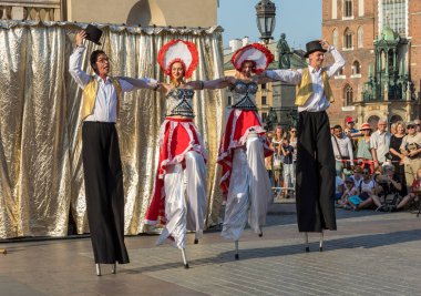 Krakov, Polonya - 5 Temmuz 2018: Performans dans gerçekleştirilen yarışma yanında Kiev Sokak Tiyatrosu vurgular 31 Street - Uluslararası Festivali, sokak tiyatroları Krakov, Polonya. 