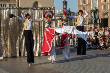 Krakov, Polonya - 5 Temmuz 2018: Performans dans gerçekleştirilen yarışma yanında Kiev Sokak Tiyatrosu vurgular 31 Street - Uluslararası Festivali, sokak tiyatroları Krakov, Polonya. 