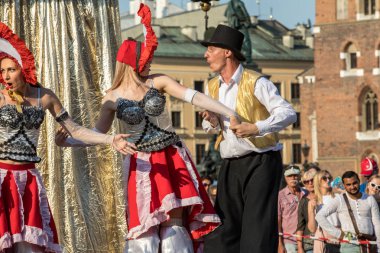 Krakov, Polonya - 5 Temmuz 2018: Performans dans gerçekleştirilen yarışma yanında Kiev Sokak Tiyatrosu vurgular 31 Street - Uluslararası Festivali, sokak tiyatroları Krakov, Polonya. 