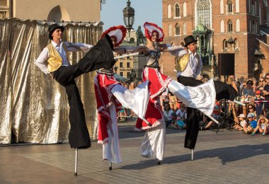 Krakov, Polonya - 5 Temmuz 2018: Performans dans gerçekleştirilen yarışma yanında Kiev Sokak Tiyatrosu vurgular 31 Street - Uluslararası Festivali, sokak tiyatroları Krakov, Polonya. 