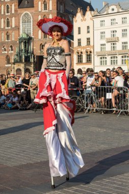 Krakov, Polonya - 5 Temmuz 2018: Performans dans gerçekleştirilen yarışma yanında Kiev Sokak Tiyatrosu vurgular 31 Street - Uluslararası Festivali, sokak tiyatroları Krakov, Polonya. 