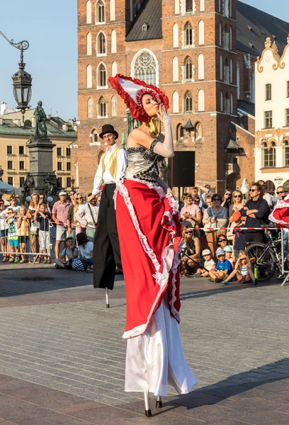 Krakov, Polonya - 5 Temmuz 2018: Performans dans gerçekleştirilen yarışma yanında Kiev Sokak Tiyatrosu vurgular 31 Street - Uluslararası Festivali, sokak tiyatroları Krakov, Polonya. 