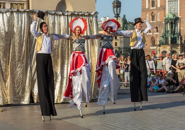 Krakov, Polonya - 5 Temmuz 2018: Performans dans gerçekleştirilen yarışma yanında Kiev Sokak Tiyatrosu vurgular 31 Street - Uluslararası Festivali, sokak tiyatroları Krakov, Polonya. 