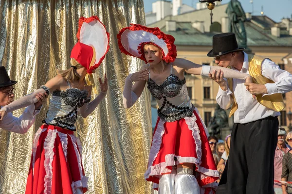 Krakov, Polonya - 5 Temmuz 2018: Performans dans gerçekleştirilen yarışma yanında Kiev Sokak Tiyatrosu vurgular 31 Street - Uluslararası Festivali, sokak tiyatroları Krakov, Polonya. 