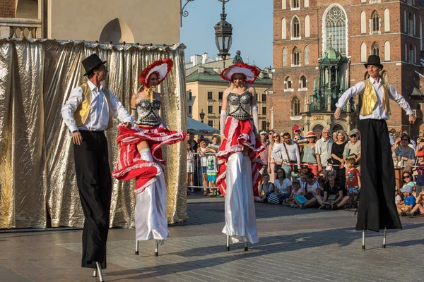 Krakov, Polonya - 5 Temmuz 2018: Performans dans gerçekleştirilen yarışma yanında Kiev Sokak Tiyatrosu vurgular 31 Street - Uluslararası Festivali, sokak tiyatroları Krakov, Polonya. 