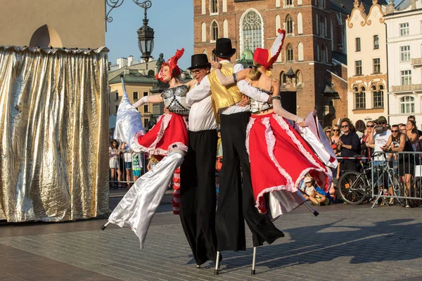 Krakov, Polonya - 5 Temmuz 2018: Performans dans gerçekleştirilen yarışma yanında Kiev Sokak Tiyatrosu vurgular 31 Street - Uluslararası Festivali, sokak tiyatroları Krakov, Polonya. 