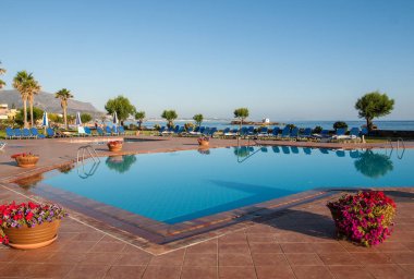 Malia. Girit, Yunanistan - 1 Temmuz 2018: yüzme havuzu lüks Otel'de Malia Crete, Yunanistan