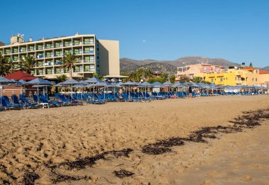 Malia. Girit, Yunanistan - 1 Temmuz 2018: Girit, Yunanistan Malia plajda şezlong