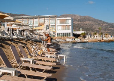 Malia. Girit, Yunanistan - 1 Temmuz 2018: Girit, Yunanistan Malia plajda şezlong