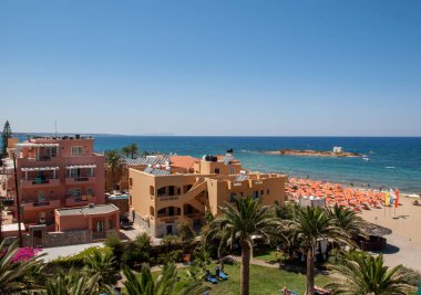 Malia. Crete, Yunanistan - 3 Temmuz 2018: Girit, Yunanistan görünüm Malia kumlu plaj