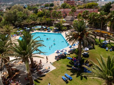 Malia. Girit, Yunanistan - 3 Temmuz 2018: yüzme havuzu lüks Otel'de Malia Crete, Yunanistan