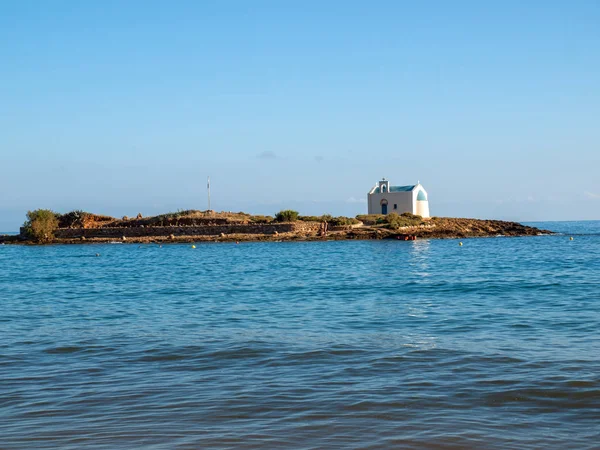 Malownicza Kapliczka Wyspie Naprzeciwko Plaży Malia Crete Grecja — Zdjęcie stockowe