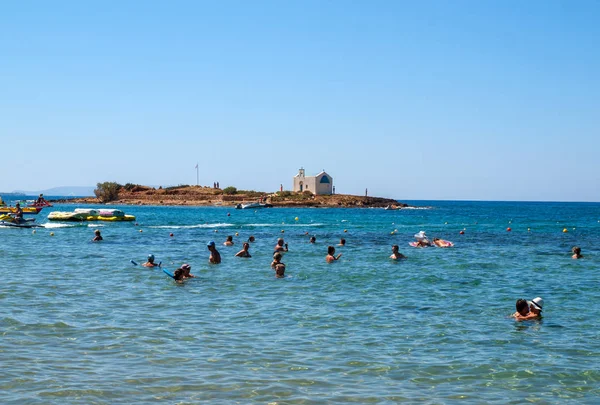 Malia Creta Grécia Julho 2018 Pessoas Descansam Dia Ensolarado Praia — Fotografia de Stock