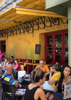 Arles, Fransa - 27 Haziran 2017: Cafe Van Gogh Arles Place du forum. Provence, Fransa. Bu Vincent van Gogh'un 1888 yılında boyalı ve şu anda bir dönüm noktası turistik aynı Cafe teras mevcuttur.
