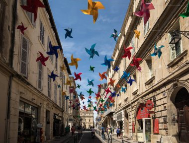 Arles, Fransa - 27 Haziran 2017: Street Arles, Provence renkli yıldız ile dekore edilmiştir. Fransa 