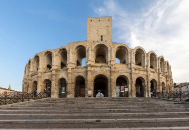 Arles, Fransa - 24 Haziran 2017: Roman Amphitheater Arles eski şehir ' Provence'de Güney Fransa.