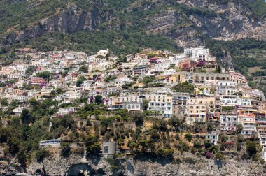 Amalfi kıyısındaki küçük Positano kasabası birçok harika rengi ve teraslı evleriyle, Campania, İtalya.