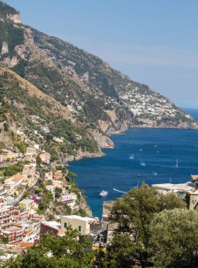 Renkli Positano, Amalfi Coast, rengarenk evleri ve binaları ile mücevheri deniz manzaralı geniş bir tepe üzerinde tünemiş. İtalya