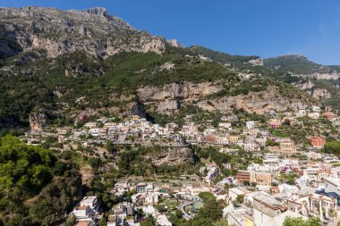 Amalfi kıyısındaki küçük Positano kasabası birçok harika rengi ve teraslı evleriyle, Campania, İtalya.