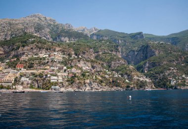 Renkli Positano, Amalfi Coast, rengarenk evleri ve binaları ile mücevheri deniz manzaralı geniş bir tepe üzerinde tünemiş. İtalya