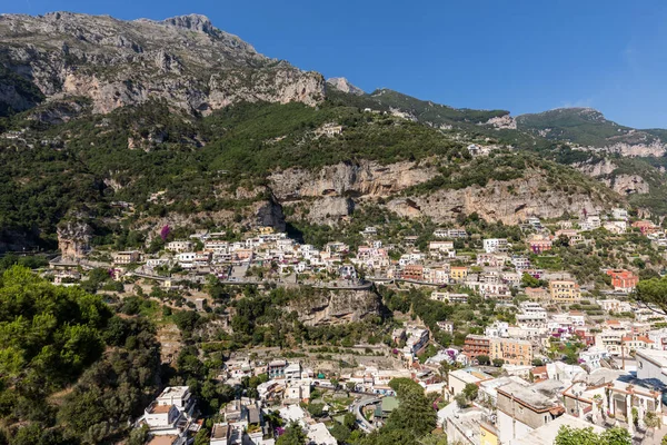 Amalfi kıyısındaki küçük Positano kasabası birçok harika rengi ve teraslı evleriyle, Campania, İtalya.