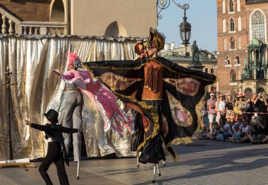 Krakov, Polonya - 5 Temmuz 2018: Performans dans gerçekleştirilen yarışma yanında Kiev Sokak Tiyatrosu vurgular 31 Street - Uluslararası Festivali, sokak tiyatroları Krakov, Polonya. 
