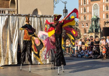Krakov, Polonya - 5 Temmuz 2018: Performans dans gerçekleştirilen yarışma yanında Kiev Sokak Tiyatrosu vurgular 31 Street - Uluslararası Festivali, sokak tiyatroları Krakov, Polonya. 