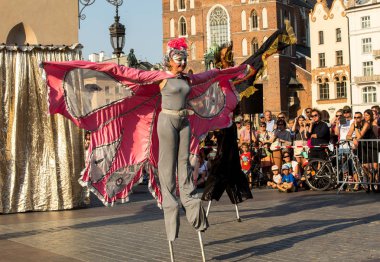 Krakov, Polonya - 5 Temmuz 2018: Performans dans gerçekleştirilen yarışma yanında Kiev Sokak Tiyatrosu vurgular 31 Street - Uluslararası Festivali, sokak tiyatroları Krakov, Polonya. 