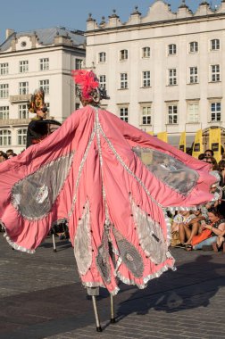 Krakov, Polonya - 5 Temmuz 2018: Performans dans gerçekleştirilen yarışma yanında Kiev Sokak Tiyatrosu vurgular 31 Street - Uluslararası Festivali, sokak tiyatroları Krakov, Polonya. 