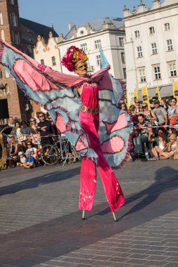 Krakov, Polonya - 5 Temmuz 2018: Performans dans gerçekleştirilen yarışma yanında Kiev Sokak Tiyatrosu vurgular 31 Street - Uluslararası Festivali, sokak tiyatroları Krakov, Polonya. 
