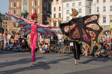 Krakov, Polonya - 5 Temmuz 2018: Performans dans gerçekleştirilen yarışma yanında Kiev Sokak Tiyatrosu vurgular 31 Street - Uluslararası Festivali, sokak tiyatroları Krakov, Polonya. 