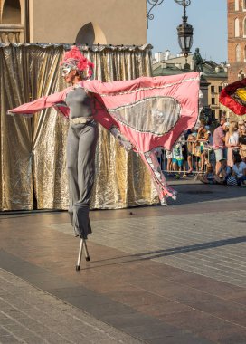 Krakov, Polonya - 5 Temmuz 2018: Performans dans gerçekleştirilen yarışma yanında Kiev Sokak Tiyatrosu vurgular 31 Street - Uluslararası Festivali, sokak tiyatroları Krakov, Polonya. 