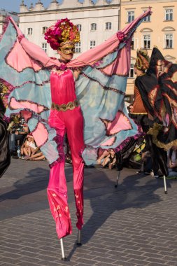 Krakov, Polonya - 5 Temmuz 2018: Performans dans gerçekleştirilen yarışma yanında Kiev Sokak Tiyatrosu vurgular 31 Street - Uluslararası Festivali, sokak tiyatroları Krakov, Polonya. 