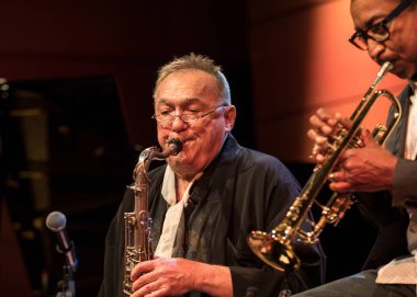 Krakov, Polonya - 5 Temmuz 2018: Michal Urbaniak Japon Sanatı Müzesi Manggha ve teknoloji yaz Caz Festivali'nde Krakow'da sahnede canlı. Polonya