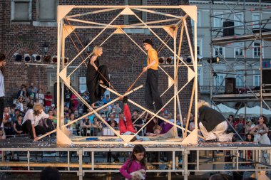 Krakov, Polonya - 7 Temmuz 2018: 31 Street - Uluslararası Festivali, sokak tiyatroları Krakov, Polonya Enigineering tiyatro Akhe tarafından gerçekleştirilen performans köpük gün. 