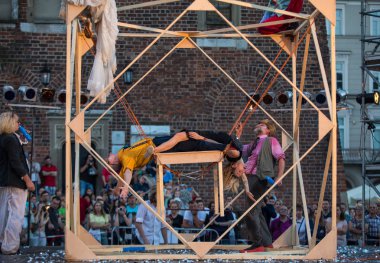 Krakov, Polonya - 7 Temmuz 2018: 31 Street - Uluslararası Festivali, sokak tiyatroları Krakov, Polonya Enigineering tiyatro Akhe tarafından gerçekleştirilen performans köpük gün. 