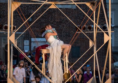 Krakov, Polonya - 7 Temmuz 2018: 31 Street - Uluslararası Festivali, sokak tiyatroları Krakov, Polonya Enigineering tiyatro Akhe tarafından gerçekleştirilen performans köpük gün. 