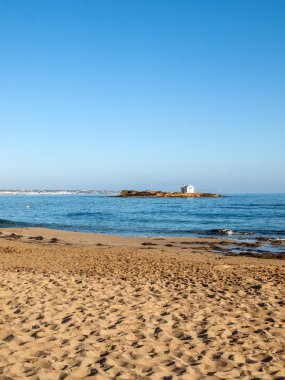 Ada çapında Malia beach, Crete pitoresk Küçük Şapel. Yunanistan